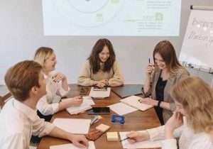 Encuentra trabajo en el extranjero creciendo tu red de contactos. Desfronterate canva 63kb