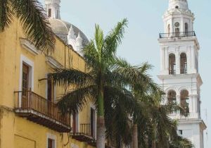 Rompe la rutina y se turista en tu ciudad. Desfronterate Canva 108kb